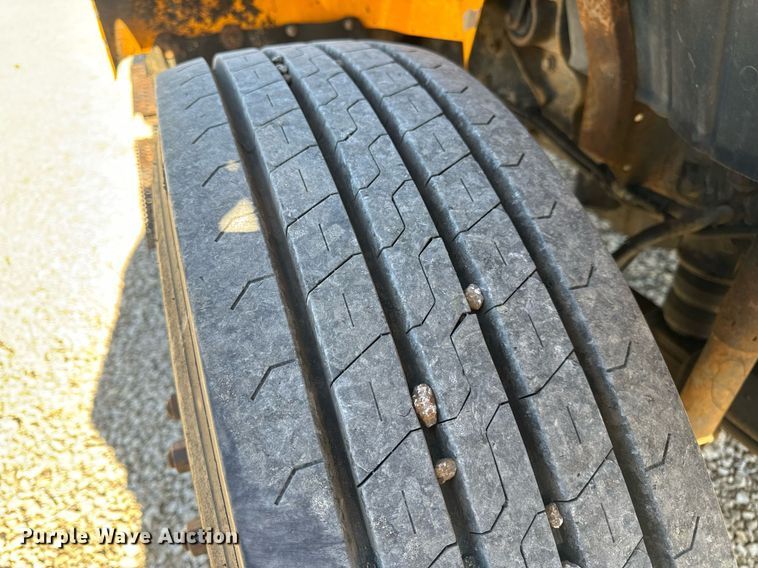 image for item EN5165 2006 International 7400 Crew Cab dump truck