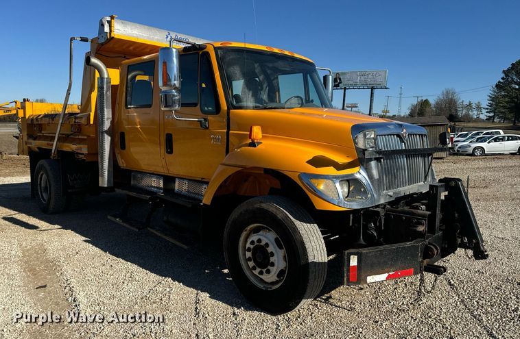 image for item EN5166 2006 International 7400 Crew Cab dump truck