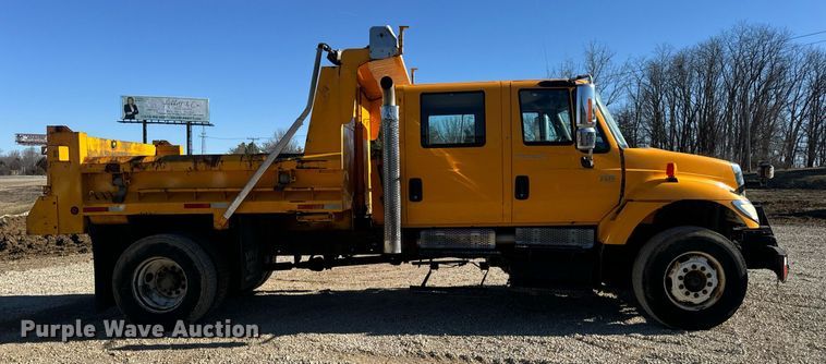 image for item EN5166 2006 International 7400 Crew Cab dump truck