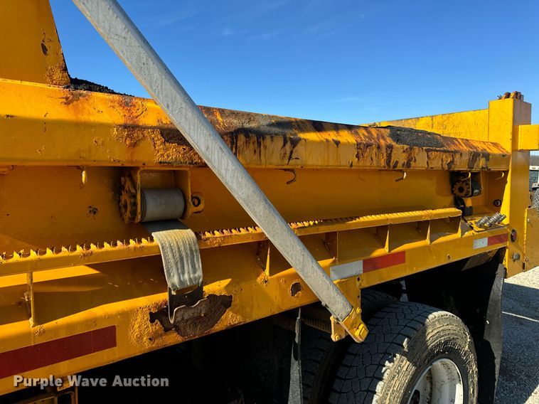 image for item EN5166 2006 International 7400 Crew Cab dump truck