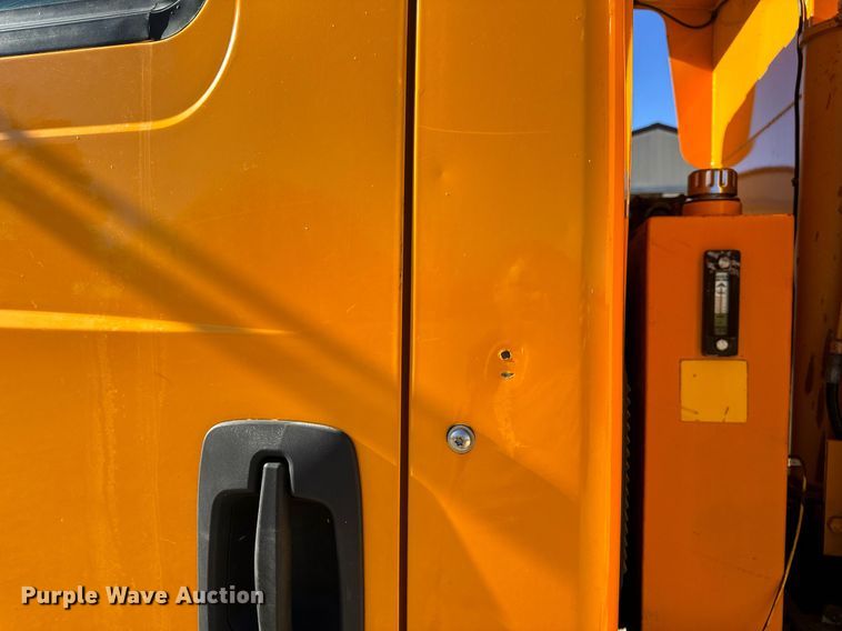 image for item EN5166 2006 International 7400 Crew Cab dump truck