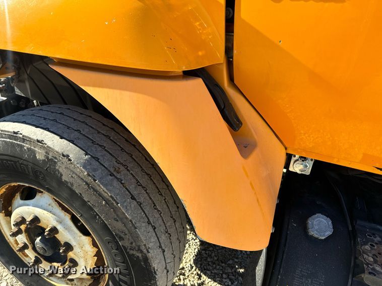 image for item EN5166 2006 International 7400 Crew Cab dump truck