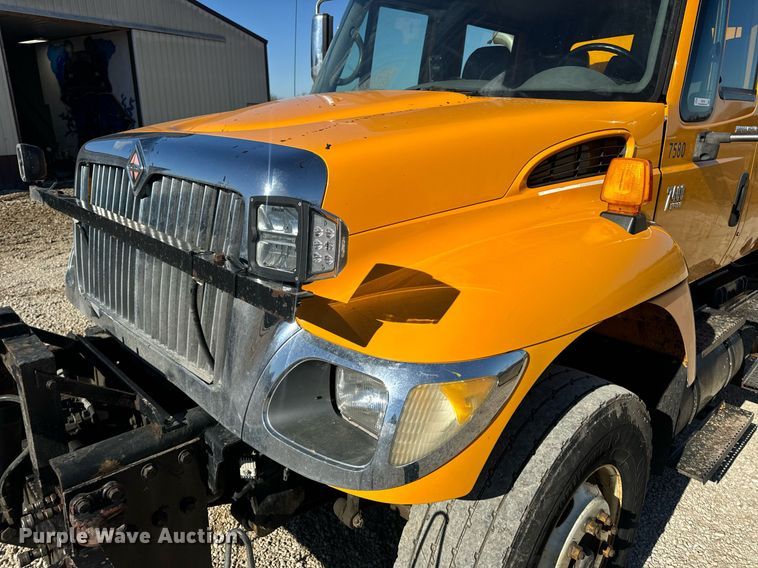 image for item EN5166 2006 International 7400 Crew Cab dump truck