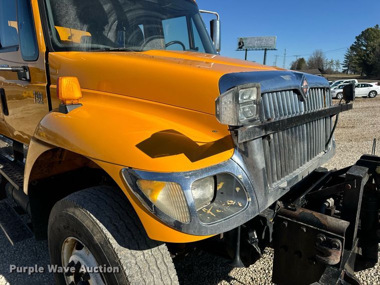 image for item EN5166 2006 International 7400 Crew Cab dump truck