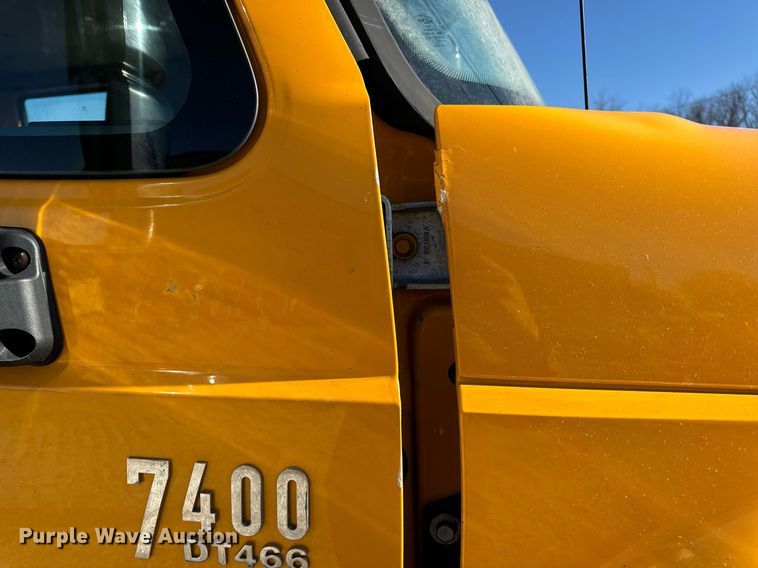 image for item EN5166 2006 International 7400 Crew Cab dump truck