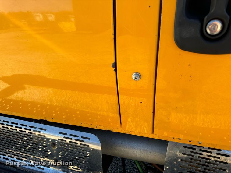 image for item EN5166 2006 International 7400 Crew Cab dump truck