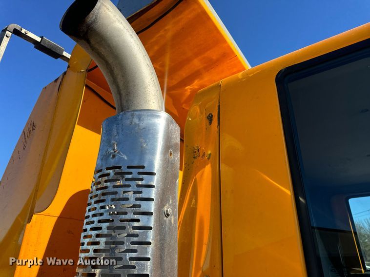 image for item EN5166 2006 International 7400 Crew Cab dump truck