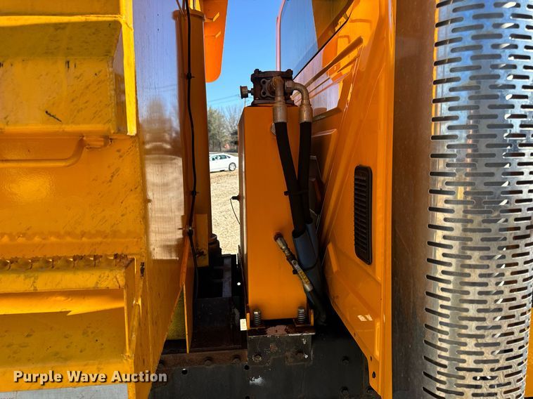 image for item EN5166 2006 International 7400 Crew Cab dump truck