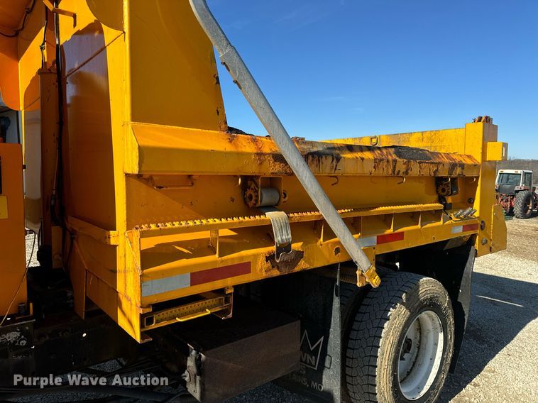 image for item EN5166 2006 International 7400 Crew Cab dump truck