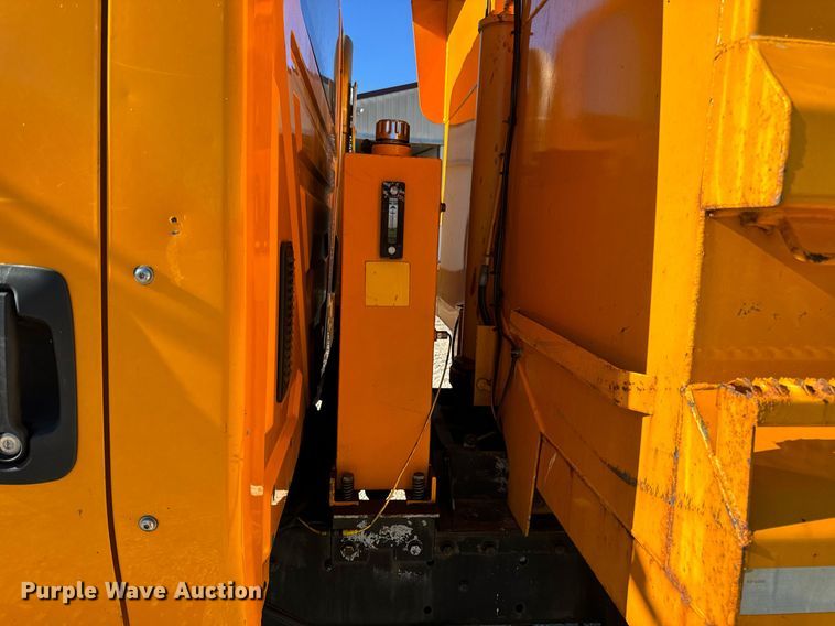 image for item EN5166 2006 International 7400 Crew Cab dump truck