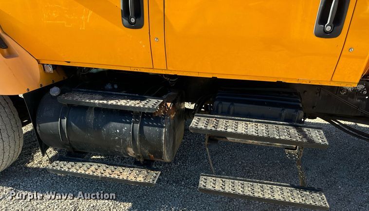 image for item EN5166 2006 International 7400 Crew Cab dump truck