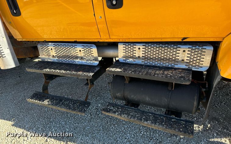 image for item EN5166 2006 International 7400 Crew Cab dump truck