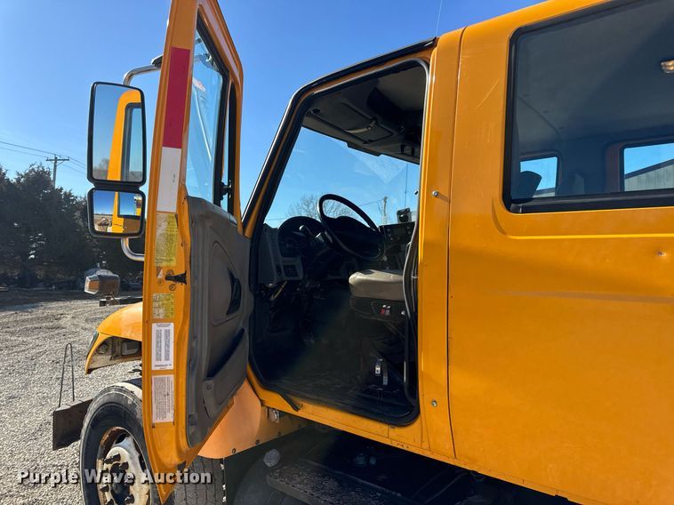 image for item EN5166 2006 International 7400 Crew Cab dump truck