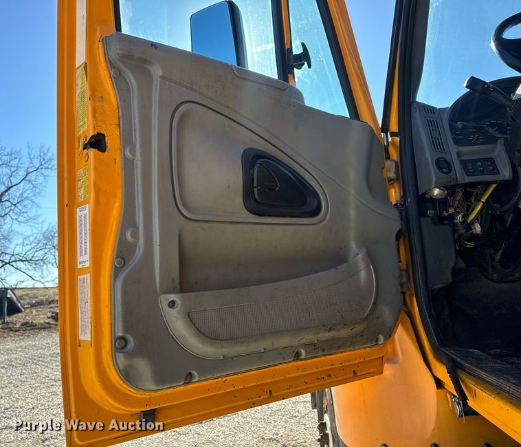 image for item EN5166 2006 International 7400 Crew Cab dump truck