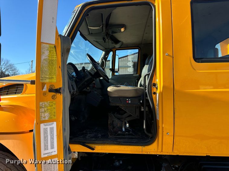 image for item EN5166 2006 International 7400 Crew Cab dump truck