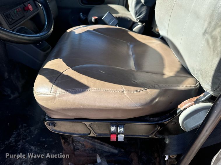 image for item EN5166 2006 International 7400 Crew Cab dump truck