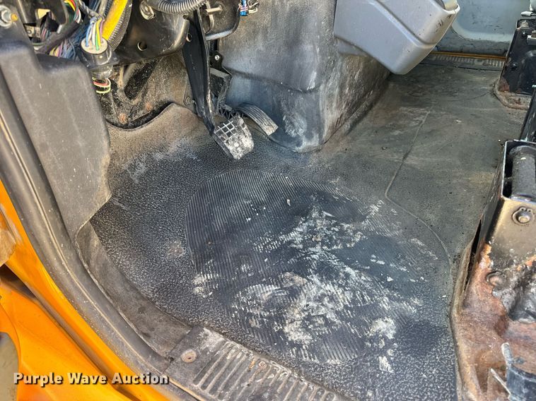 image for item EN5166 2006 International 7400 Crew Cab dump truck