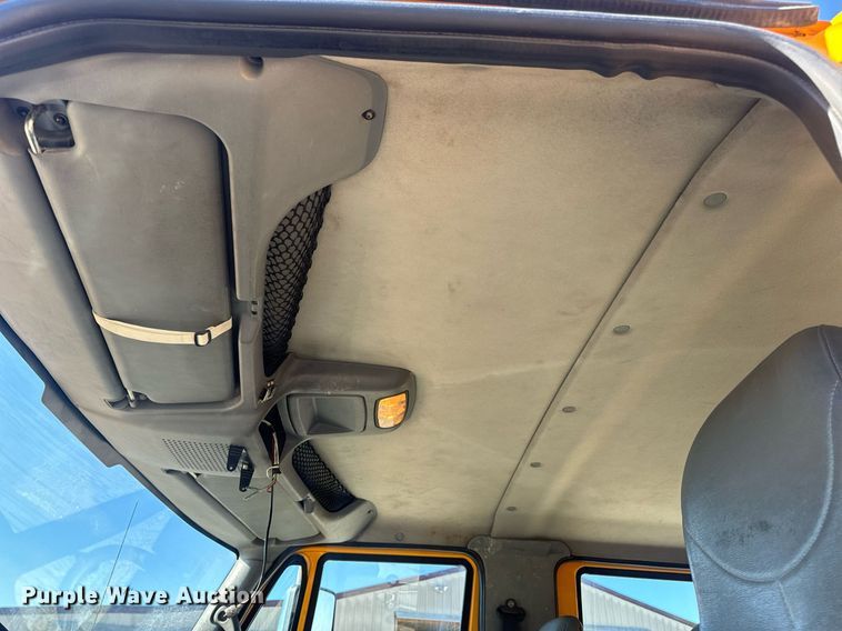 image for item EN5166 2006 International 7400 Crew Cab dump truck