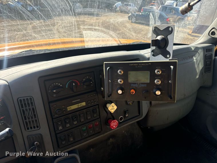 image for item EN5166 2006 International 7400 Crew Cab dump truck