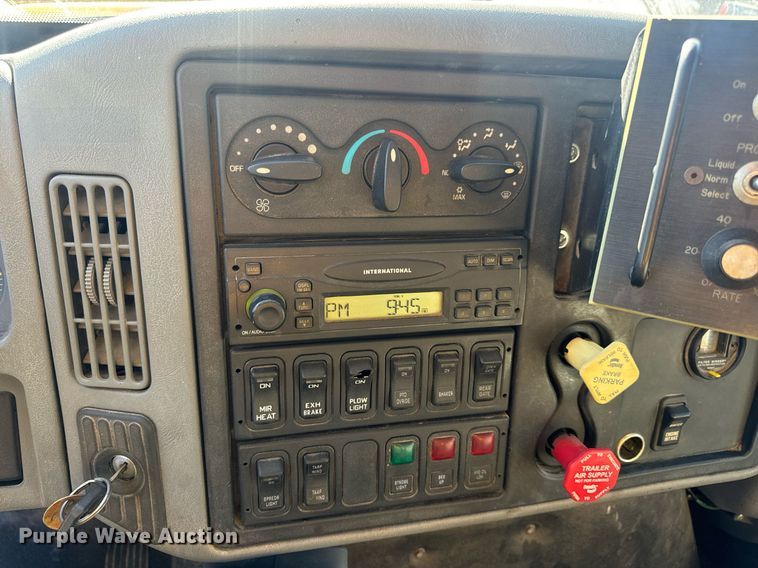 image for item EN5166 2006 International 7400 Crew Cab dump truck