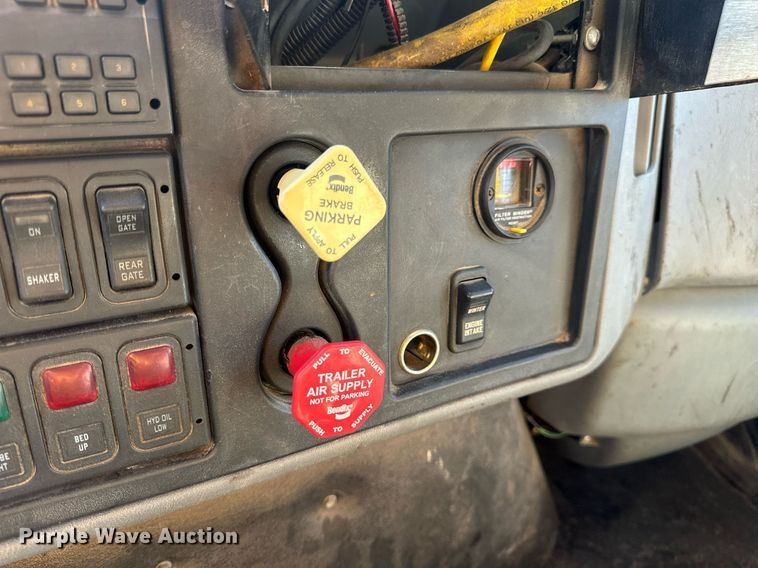 image for item EN5166 2006 International 7400 Crew Cab dump truck