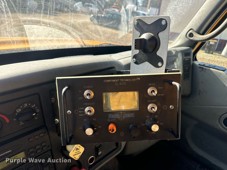 image for item EN5166 2006 International 7400 Crew Cab dump truck