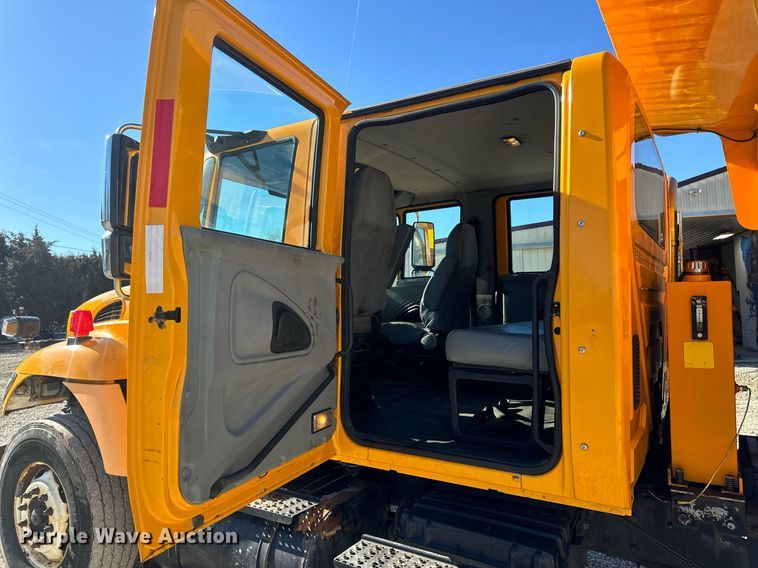 image for item EN5166 2006 International 7400 Crew Cab dump truck