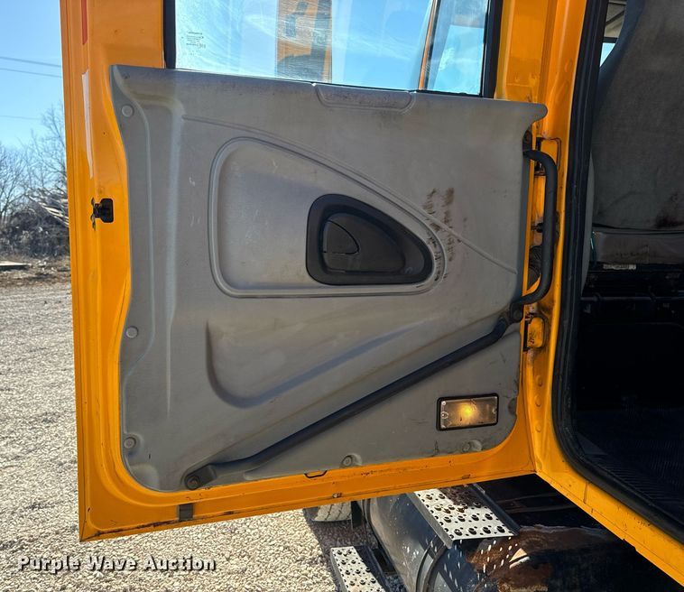 image for item EN5166 2006 International 7400 Crew Cab dump truck