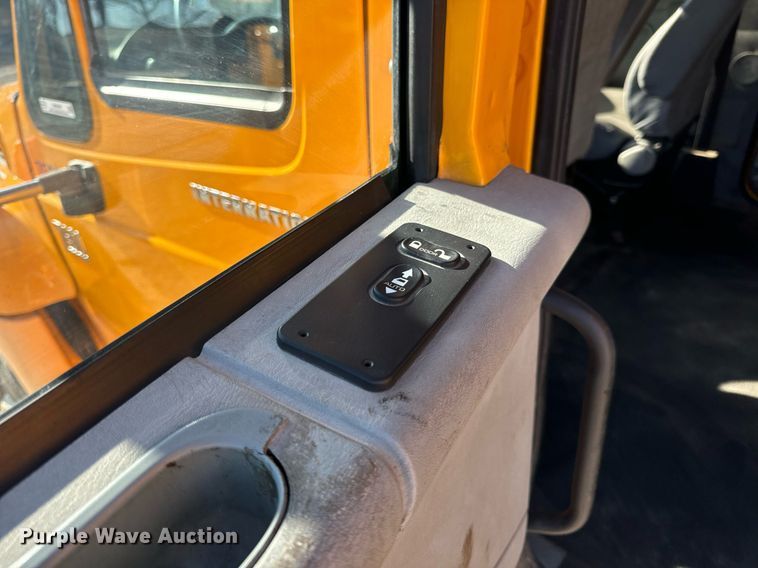 image for item EN5166 2006 International 7400 Crew Cab dump truck