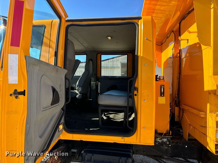 image for item EN5166 2006 International 7400 Crew Cab dump truck