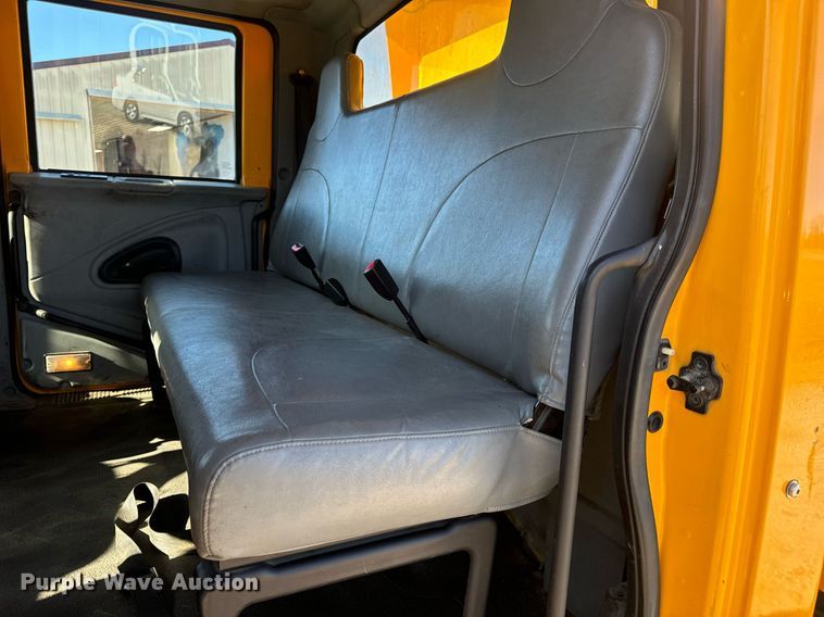 image for item EN5166 2006 International 7400 Crew Cab dump truck