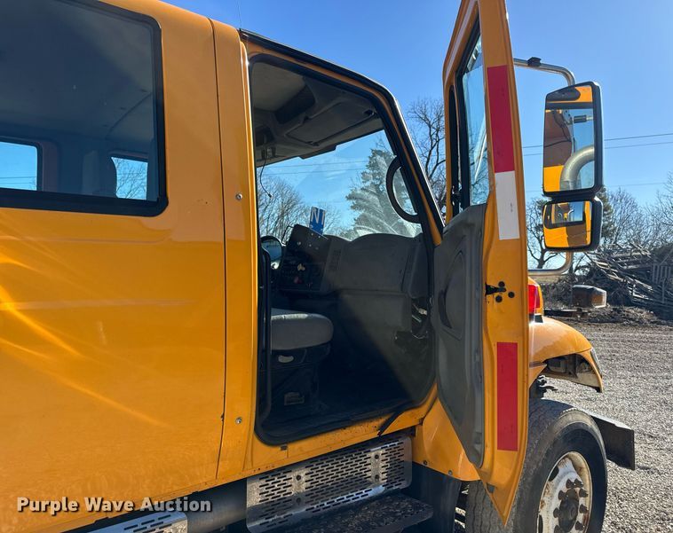 image for item EN5166 2006 International 7400 Crew Cab dump truck