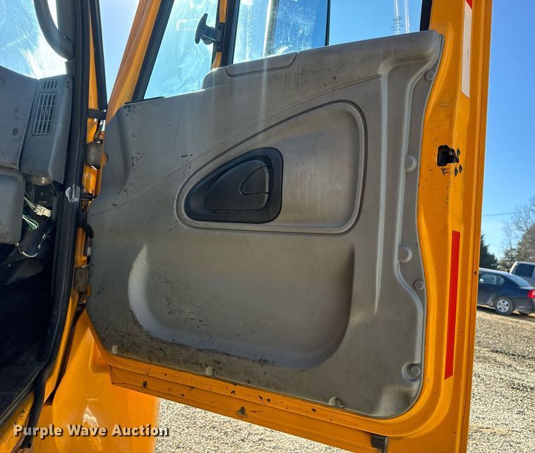 image for item EN5166 2006 International 7400 Crew Cab dump truck