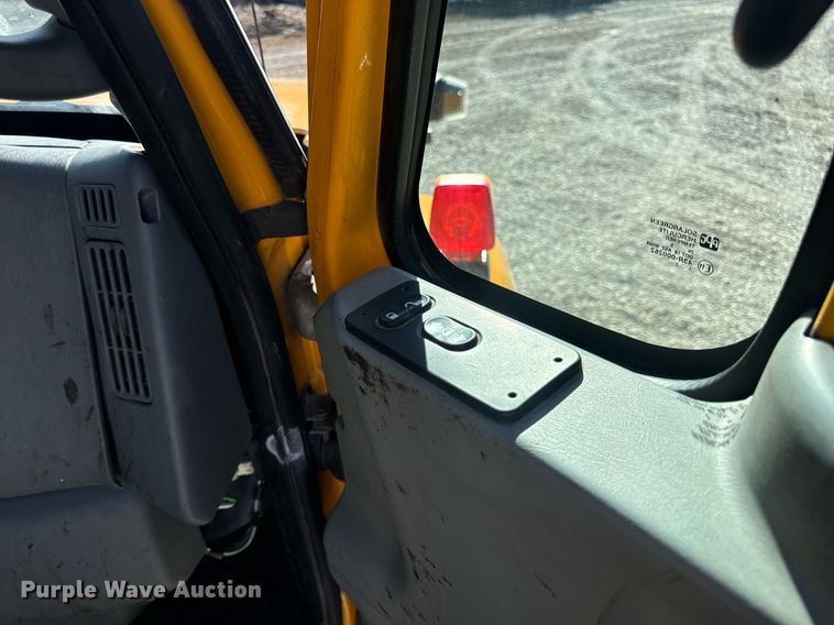 image for item EN5166 2006 International 7400 Crew Cab dump truck