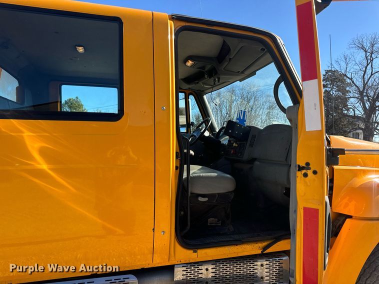 image for item EN5166 2006 International 7400 Crew Cab dump truck