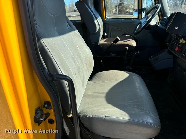 image for item EN5166 2006 International 7400 Crew Cab dump truck