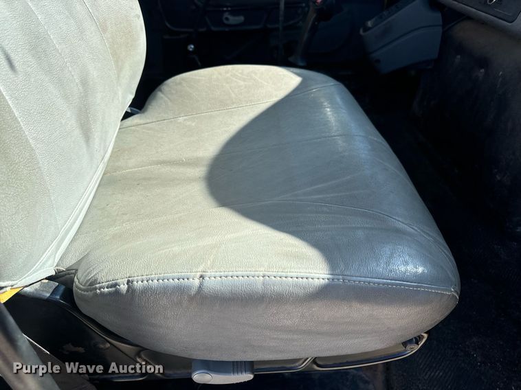 image for item EN5166 2006 International 7400 Crew Cab dump truck