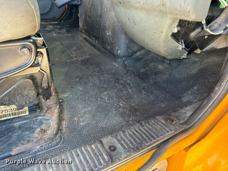 image for item EN5166 2006 International 7400 Crew Cab dump truck