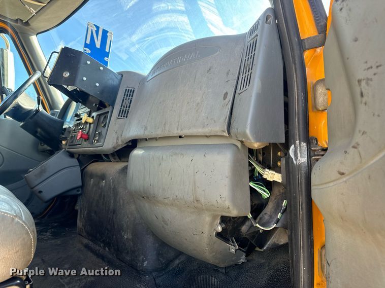 image for item EN5166 2006 International 7400 Crew Cab dump truck