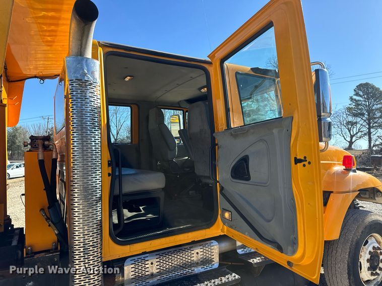 image for item EN5166 2006 International 7400 Crew Cab dump truck