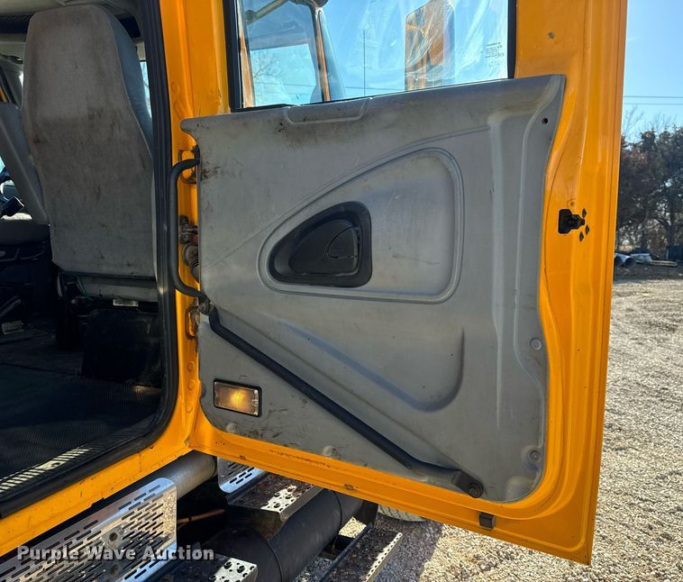 image for item EN5166 2006 International 7400 Crew Cab dump truck