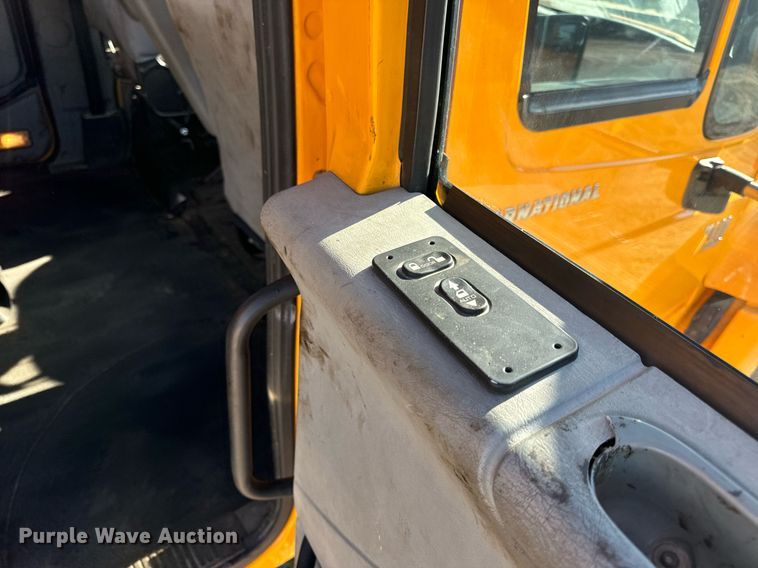 image for item EN5166 2006 International 7400 Crew Cab dump truck