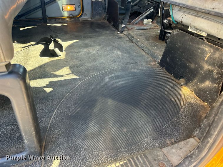 image for item EN5166 2006 International 7400 Crew Cab dump truck