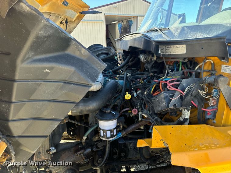 image for item EN5166 2006 International 7400 Crew Cab dump truck