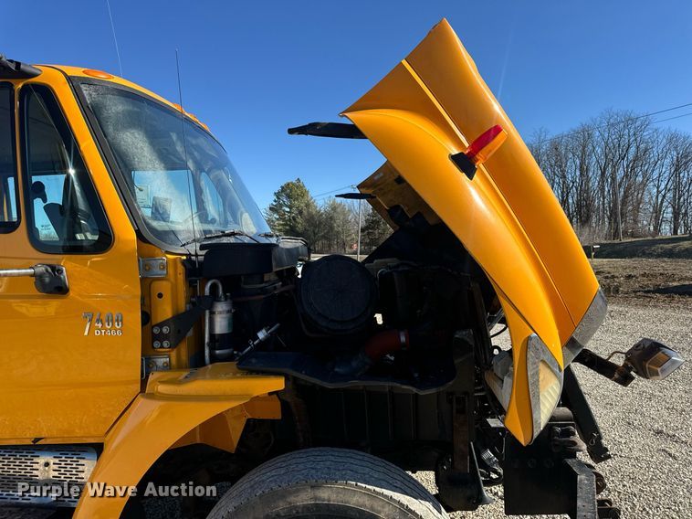 image for item EN5166 2006 International 7400 Crew Cab dump truck