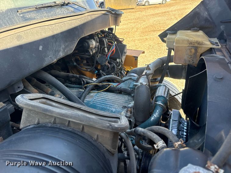 image for item EN5166 2006 International 7400 Crew Cab dump truck