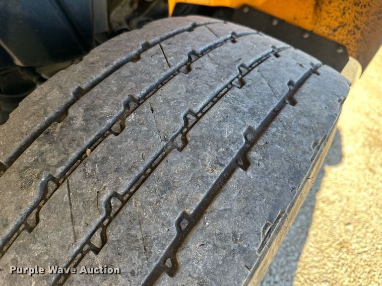 image for item EN5166 2006 International 7400 Crew Cab dump truck