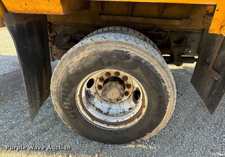 image for item EN5166 2006 International 7400 Crew Cab dump truck