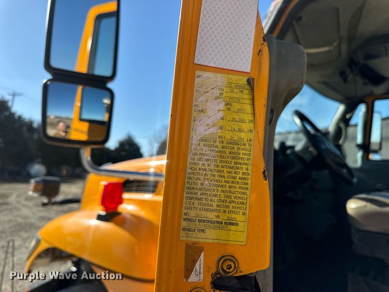 image for item EN5166 2006 International 7400 Crew Cab dump truck