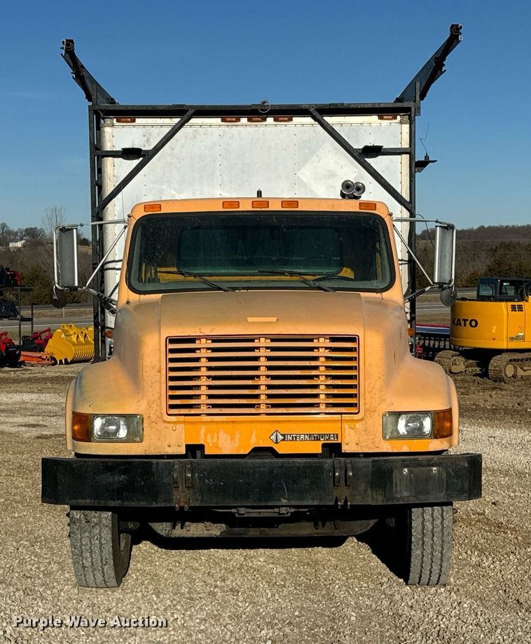 image for item EN5170 2000 International 4900  box truck
